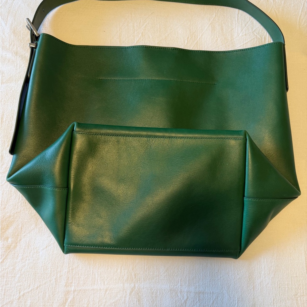 Elegant Green Leather Shoulder Bag - Picture 2 of 5
